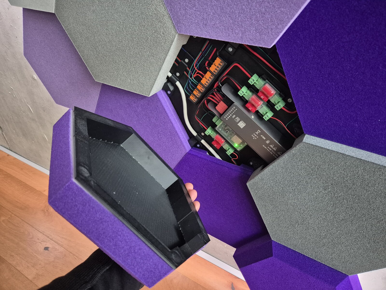 Installierter WLED Controller mit Verkabelung